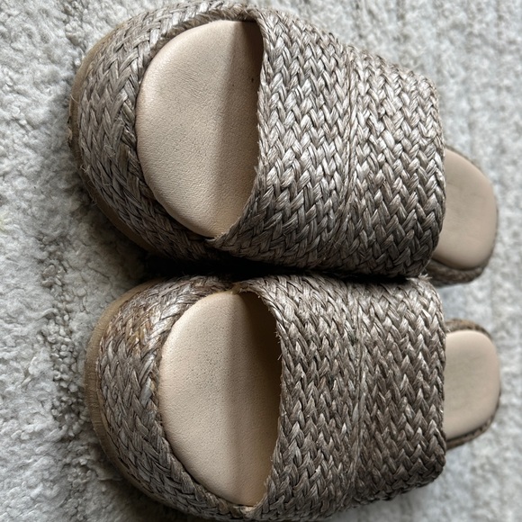 Beachy Woven Platform Sandals - Picture 4 of 5